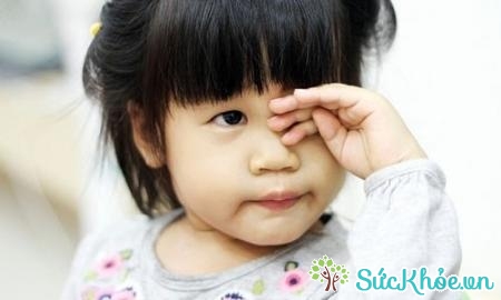 Khi bị viễn thị, trẻ thường xuyên nhức mỏi mắt