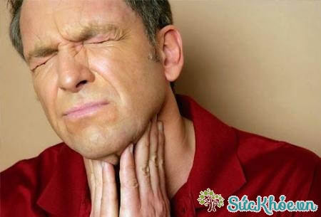 Bệnh viêm xoang mũi nếu không điều trị dứt điểm có nguy cơ bị khàn giọng và có thể mất tiếng