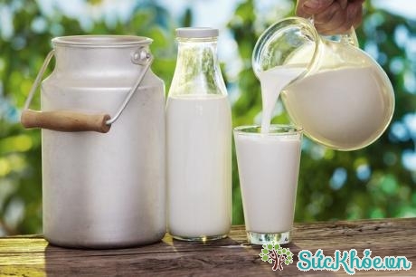 Sữa là thức uống bổ dưỡng trong thai kỳ đặc biệt là với bà bầu bị thiếu nước ối