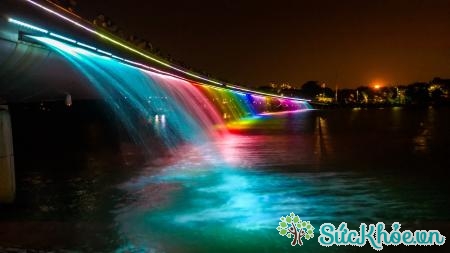 Cầu Ánh Sao lộng lẫy và rực rỡ chắc chắn là địa điểm vui chơi ở Sài Gòn bạn không nên bỏ lỡ