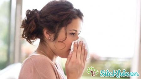 Chảy dịch mũi là dấu hiệu viêm xoang mũi hay gặp