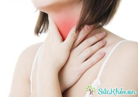 Đau họng là biến chứng của bệnh viêm xoang mũi