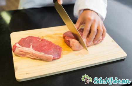 Dùng thớt gỗ mòn là sai lầm khi chế biến thịt