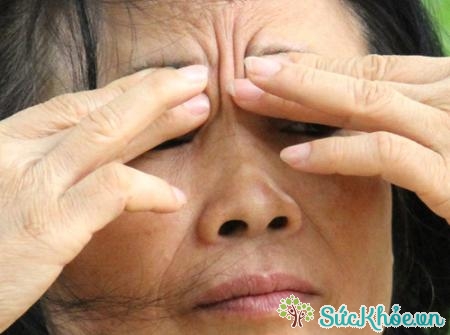 Xoa xoang mắt thường xuyên là cách bấm huyệt chữa viêm xoang tại nhà hiệu quả