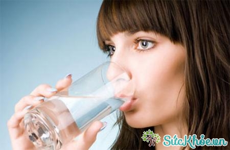 Uống nước lọc hàng ngày là cách giữ dáng đẹp chị em cần biết