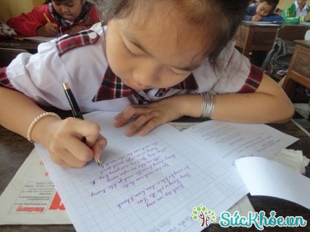 Hướng dẫn trẻ viết thư là cách dạy con luyện chữ đẹp tại nhà hiệu quả