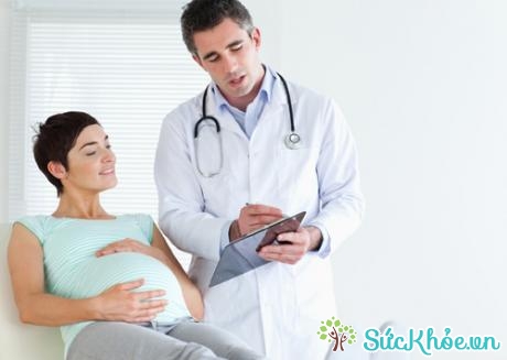 Hình ảnh bác sỹ sản phụ đang chuẩn đoán hình ảnh thai nhi