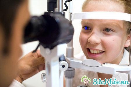 Thăm khám mắt thường xuyên ở các cơ sở y tế là cách nhận biết bệnh quáng gà ở trẻ em nhanh nhất