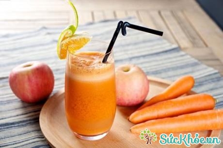 Nước ép táo và cà rốt là một trong những loại sinh tố trị táo bón hiệu quả