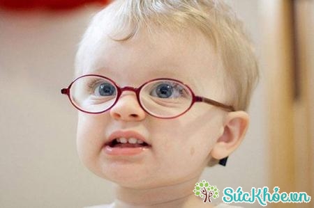 Sau khi phẫu thuật, trẻ vẫn phải đeo kính một thời gian