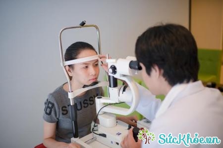Đa phần những người bị bệnh viễn thị nếu không chữa trị dứt điểm đều có nguy cơ bị lác mắt