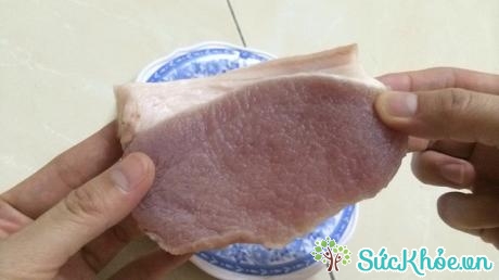 Thịt lợn ôi khi ấn vào thịt sẽ có vết lõm không trở lại trạng thái bình thường ngay được