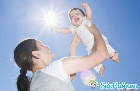 Cho trẻ tắm nắng phòng và điều trị bệnh còi xương ở trẻ nhỏ