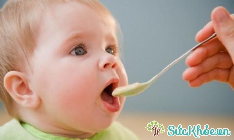 Khi trẻ mắc bệnh ho gà, tốt nhất mẹ nên cho trẻ ăn thức ăn lỏng và bú nhiều lần trong ngày