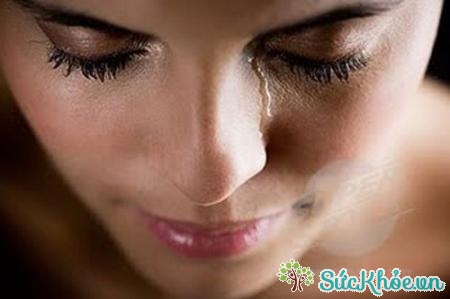 Khi bị bệnh viêm giác mạc, người bệnh có các triệu chứng ban đầu như đau nhức mắt, chảy nước mắt liên tục...