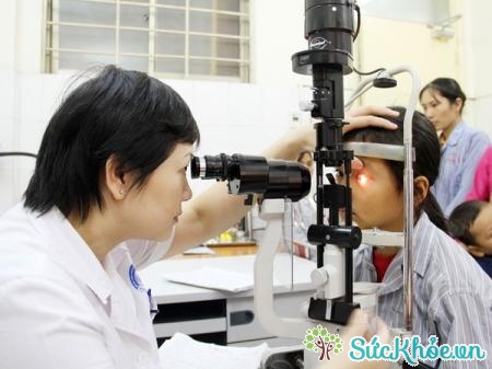 Điều trị viêm loét giác mạc theo sự chỉ dẫn của bác sĩ chuyên khoa mắt