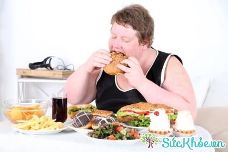 Ăn quá nhanh cũng là một trong số các nguyên nhân đau dạ dày