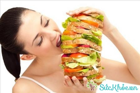 Thói quen ăn uống không đúng cách cũng là nguyên nhân đau dạ dày thường thấy nhất