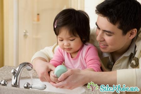 Thường xuyên rửa tay cho bé bằng xà phòng diệt khuẩn phòng tránh bệnh rối loạn tiêu hóa