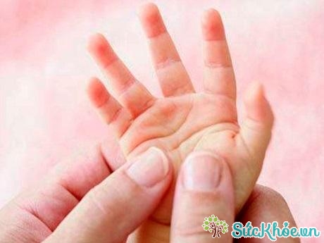 Cách mát xa cho trẻ sơ sinh ở tay