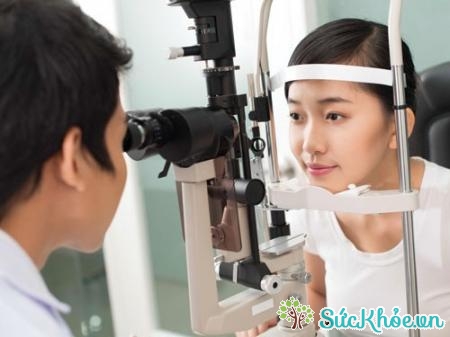 Việc điều trị bệnh glôcôm phải theo sự hướng dẫn của các bác sĩ chuyên khoa mắt