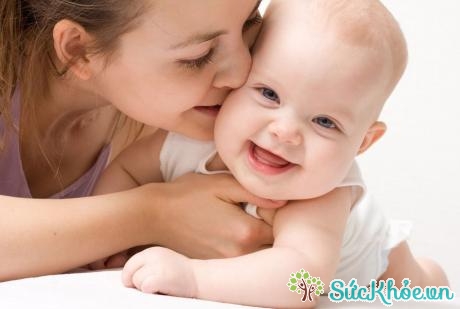 Trẻ sơ sinh phản ứng nhanh với tiếp xúc ngoài da