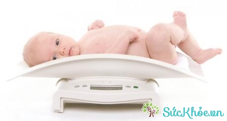 trẻ sơ sinh giảm cân hơn so với cân nặng lúc mới sinh