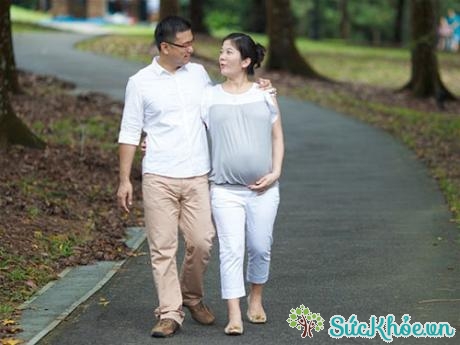 Đi bộ là cách phòng ngừa chụt rút khi mang thai hiệu quả