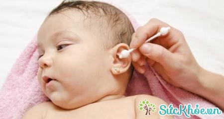 Dùng tăm bông để vệ sinh tai cho trẻ không đúng cách cũng khiến bé bị bệnh viêm tai ngoài