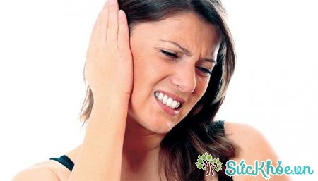 Khi bị bệnh viêm tai ngoài ác tính, bệnh nhân thường đau tai dữ dội về đêm và có thể chảy máu tai