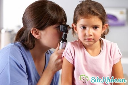 Khi thấy triệu chứng viêm tai ngoài ở trẻ em, các bậc phụ huynh cần đưa con em đến cơ sở y tế gần nhất