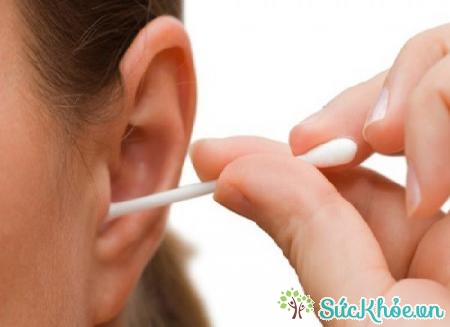 Ngoáy tai sai cách rất dễ gây bệnh viêm tai ngoài ác tính