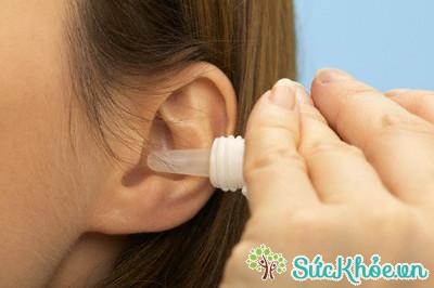 Sử dụng thuốc nhỏ tai chứa kháng sinh để chữa bệnh viêm tai ngoài