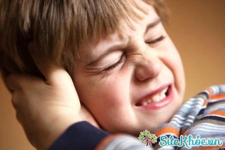 Bệnh viêm tai ngoài ở trẻ nhỏ có thể gây sốt nhẹ và mất thính lực tạm thời