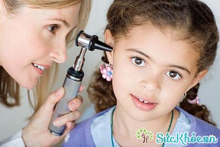 Cần mau chóng đưa trẻ tới các bệnh viện chuyên khoa để có cách điều trị bệnh viêm tai ngoài ở trẻ em tốt nhất