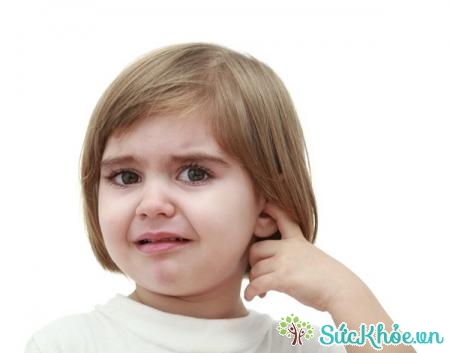 Khi bị bệnh viêm tai ngoài, trẻ thường đau và ngứa tai, thường khóc khi bị chạm hay sờ vào tai