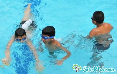 Nên bịt tai cho trẻ khi đi bơi là cách phòng bệnh viêm tai ngoài ở trẻ em tốt nhất