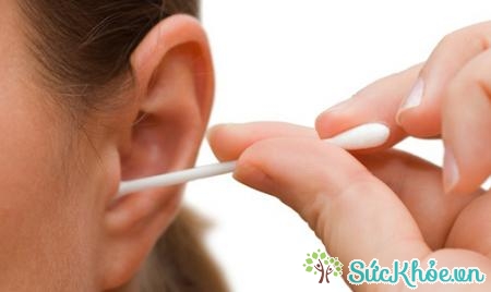Sử dụng bông ngoáy tai quá nhiều cũng là nguyên nhân viêm ống tai ngoài