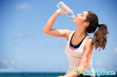 Uống nhiều nước là cách phòng tránh bệnh thận hiệu quả