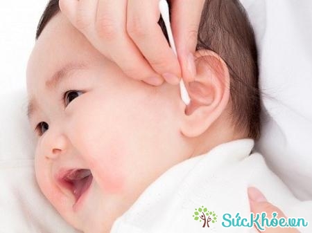 Nguyên nhân viêm tai ngoài ở trẻ em chủ yếu là do dùng tăm bông vệ sinh cho trẻ sai cách