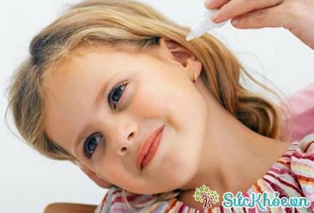 Cách điều trị viêm tai ngoài ở trẻ em tại nhà hiệu quả nhất là dùng thuốc nhỏ tai corticosteroid