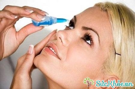 Sử dụng các thuốc nhỏ mắt có độ nhờn cao là cách điều trị bệnh khô mắt hiệu quả