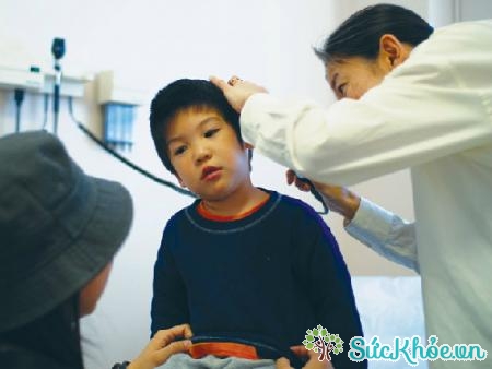 Nên đưa trẻ đi gặp bác sĩ ngay nếu thấy những dấu hiệu ban đầu của bệnh viêm tai ngoài