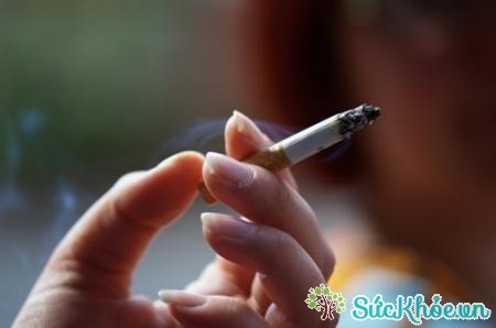 Hút thuốc là là một trong những nguyên nhân khô mắt hàng đầu hiện nay