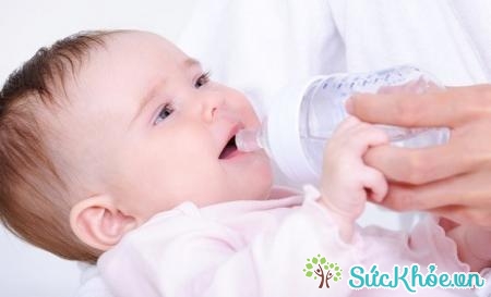 Cho trẻ uống càng nhiều nước càng tốt là cách cách chữa tiêu chảy ở trẻ em hiệu quả