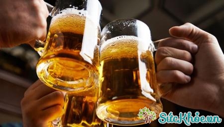 Uống nhiều bia rượu cũng là nguyên nhân tiêu chảy hàng đầu bạn cần biết