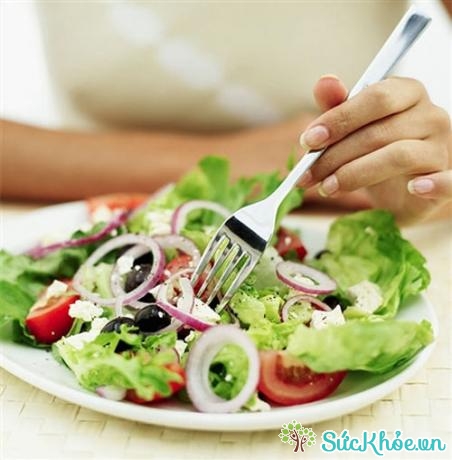 Chế độ ăn uống ngày tết với nhiều rau xanh để không tăng cân