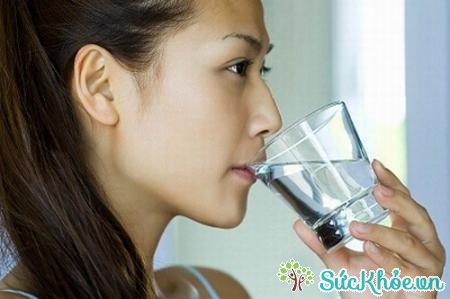 Cách điều trị tiêu chảy cấp ở người lớn hiệu quả nhất là bổ sung nước ít nhất 1 lít/giờ cho tới khi không còn bị tiêu chảy