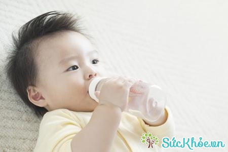 Khi bị bệnh tiêu chảy cấp, trẻ thường biếng ăn, chỉ thích uống nước