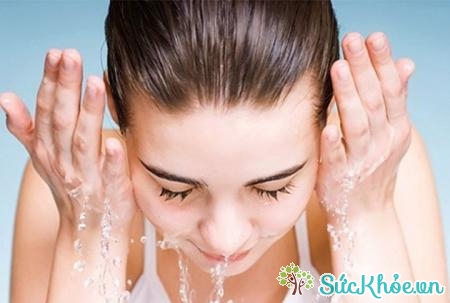 Rửa mắt bằng nước muối sinh lý thường xuyên là cách chữa đau mắt đỏ hiệu quả nhất